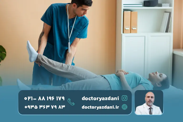 پزشک در حال معاینه
